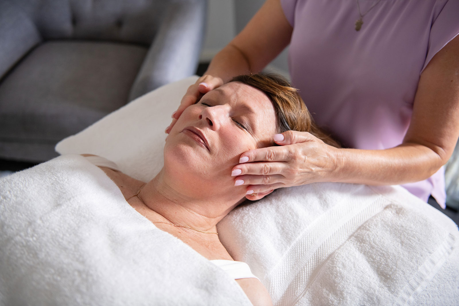 Lee-Ann applies Energetic Facial Release